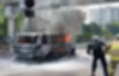 Range Rovoer terbakar di tol Cawang, Jakarta Timur (2/9/2020).