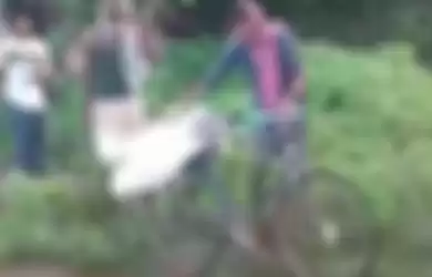 Miris! Gegara Dikucilkan Warga Kampung, Seorang Pemuda Akhirnya Bawa Jenazah Ayahnya Gunakan Karung dan Sepeda ke Pemakaman