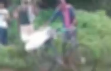 Anak terpaksa angkut jenazah ayahnya pakai sepeda gegara warga mengucilkannya.