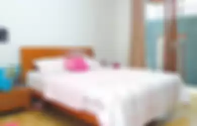 Sebuah laci pendek diletakkan di sebelah tempat tidur.