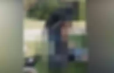 Seorang wanita memergoki sepasang kekasih yang diyakini tunawisma sedang berhubungan seks di halaman depan rumah tetangganya