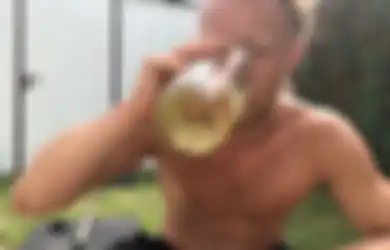 Tak Jijik Sama Sekali, Pria Ini Minum 7 Liter Air Kencingnya Sendiri Tiap Hari, Bahkan Menyutikkannya ke Kulit, Mata, dan Telinga, 'Aku Tidak Pernah Sakit Lagi'