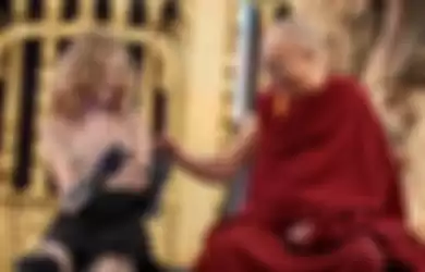 Tilly Lockey saat berbicara bersama pemimpin spiritual masyarakat Tibet, Dalai Lama.