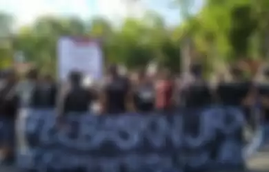 Pekikan Suara 'Bebaskan Jerinx' Menggema di Depan Kantor Gubernur Bali, Masa Lakukan Long March Tuntut Pembebasan Drummer SID dan Pencabutan Pasal Karet!