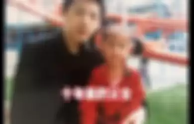Foto Qi Bao dan sang ayah saat ia masih kecil.