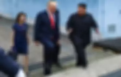 Presiden Amerika Serikat Donald Trump berjalan bersama Pemimpin Korea Utara Kim Jong Un di Zona Demiliterisasi pada Minggu (30/6/2019).