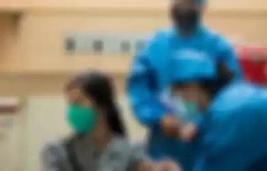 Petugas kesehatan menyuntikan vaksin kepada relawan saat simulasi uji klinis calon vaksin Covid-19 di Fakultas Kedokteran Universitas Padjadjaran, Bandung, Jawa Barat, Kamis (6/8/2020). Simulasi tersebut dilakukan untuk melihat kesiapan tenaga medis dalam penanganan dan pengujian klinis tahap III ca