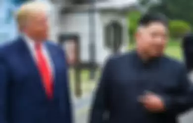 Pemimpin Korea Utara Kim Jong Un berbicara didampingi Presiden AS Donald Trump, di zona demiliterisasi (DMZ) Korea, Minggu (30/6/2019). Kedatangan Trump ke zona demiliterisasi Korea awalnya diagendakan untuk pertemuan dengan Presiden Korea Selatan Moon Jae-in, namun Presiden Moon mengatakan fokus ak