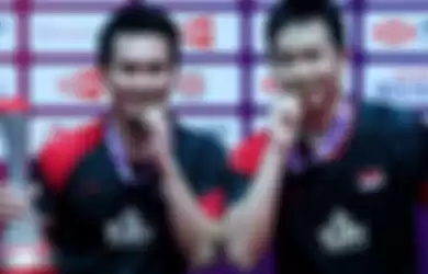 Mohammad Ahsan/Hendra Setiawan memamerkan medali dan trofi juara BWF World Tour Finals, Minggu (15/12/2019) di China.