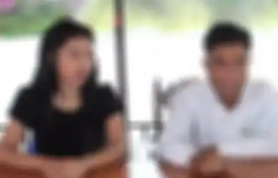 Tambon Prasert didampingi istri terbarunya, Nam Fon (27), saat memberi keterangan kepada wartawan perihal istrinya yang berjumlah hingga 120 orang. Ke-120 istrinya itu masing-masing diberi satu rumah dan semuanya dinikahi di usia di bawah 20 tahun.  