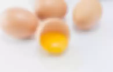 Cara bersihkan telur pecah di lantai