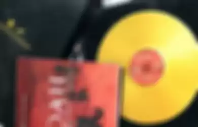 Penampakan Vinyl Gold Special Edition dari Noah yang di lelang untuk galang dana ke para kru panggung yang udah lama nggak bekerja lagi