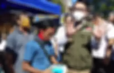 Gubernur Jawa Barat Ridwan Kamil saat memberikan hadiah berupa gawai kepada Ade Londok setelah viral mempromosikan Odading Mang Oleh di Jalan Baranangsiang, Kota Bandung, Rabu (16/9/2020).
