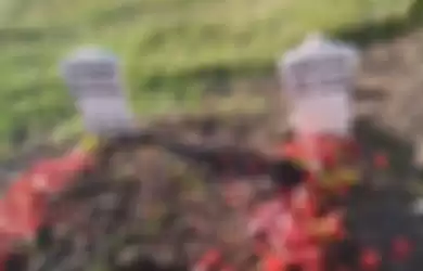 Foto kuburan ayah dan ibu Fridan yang meninggal selang 30 menit.