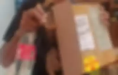 Paket berisi pecahan genteng dan botol softdrink berisi air yang diterima Yusuf Efendi, warga Kaliwates, Jember, korban penipuan jual-beli online di Facebook.