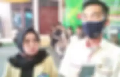 Sukma (kanan), kuasa hukum tersangka Alpin Andrian, memberikan keterangan di sela rekonstruksi di Masjid Falahudin, Kelurahan Sukajawa, Kecamatan Tanjungkarang Barat, Bandar Lampung, Kamis (17/9/2020). 