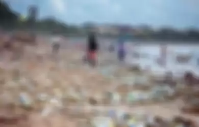 Ilustrasi sampah plastik mencemari pantai. (Dok. Shutterstock)