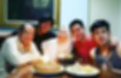 Dewi Yull merayakan ulang tahunnya bersama keluarga di ruang makan