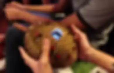 Konsol game yang terbuat dari kulit buah durian