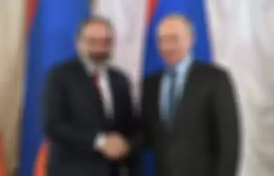 Presiden Rusia Vladimir Putin bersama Perdana Menteri Armenia Nikol Pashinyan