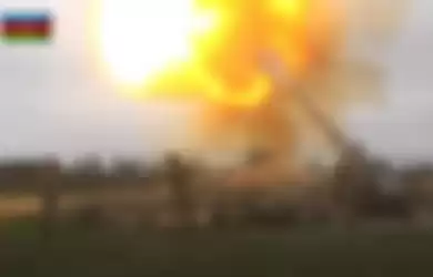 Dalam potongan video yang dirilis Kementerian Pertahanan Azerbaijan menunjukkan, tentara mereka menembakkan artileri ke wilayah pasukan Armenia di Nagorno-Karabakh
