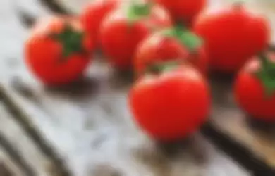 Manfaat tomat dan madu untuk atasi kulit kering dan kusam.