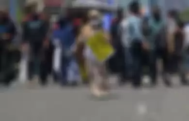 Seorang buruh membawa poster protes dalam aksi unjuk rasa di depan kompleks Parlemen, Senayan, Jakarta, Selasa (25/8/2020). Dalam aksinya itu ribuan buruh menolak omnibus law draf pemerintah dan menuntut agar PHK massal dampak COVID-19 dihentikan.