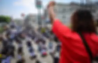 Ratusan buruh berunjuk rasa di kawasan Jatiuwung, Kota Tangerang, Banten, Senin (5/10/2020). Dalam aksinya mereka menolak omnibus law dan mengancam akan melakukan mogok kerja pada 6-8 Oktober 2020.
