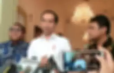 Presiden Joko Widodo (tengah) didampingi Presiden Konfederasi Serikat Pekerja Seluruh Indonesia (KSPSI) Andi Gani Nuwa Wea (kiri) dan Presiden Konfederasi Serikat Pekerja Indonesia (KSPI) Said Iqbal memberikan keterangan kepada wartawan usai melakukan pertemuan di Istana Bogor, Jawa Barat, Senin (30