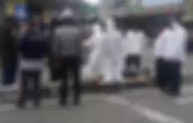 Suasana evakuasi seorang anak berinisial HR (12), seorang anak yang ditemukan tertidur di marka jalan di Simpang Wariji, Kampung Blang Kolak I, Takengon, Aceh Tengah.