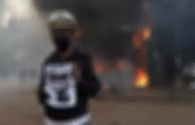 Pos Polisi Patung Kuda Jakarta dibakar oleh demonstran saat terlibat bentrok dengan polisi, Kamis (8/10/2020). Mereka menuntut pemerintah untuk membatalkan UU Cipta Kerja yang dinilai memberatkan pekerja. TRIBUNNEWS/HERUDIN