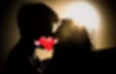 Ilustrasi pasangan suami istri berciuman.
