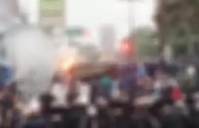 Mobil Satpol PP Sukoharjo dibakar massa saat demonstrasi penolakan UU Cipta Kerja.