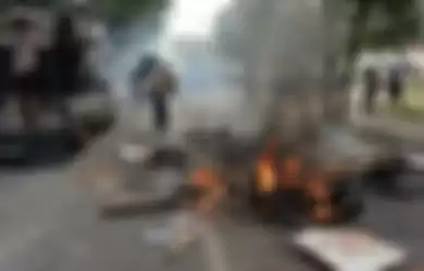 Sejumlah motor dinas Polresta Malang, satu unit mobil Patwal Satpol PP Kota Malang, dibakar massa dalam aksi penolakanR UU Cipta Kerja, Kamis (8/10/2020). Beberapa mobil pun mengalami kaca pecah. Selain itu, beberapa polisi mengalami luka-luka