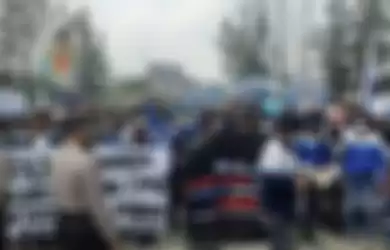 Anggota geng motor XTC Indonesia turut unjuk rasa penolakan pengesahan Undang-undang Omnibus Law Cipta Kerja di Depan Komplek Pemda Kabupaten Bekasi, pada Kamis (8/10/2020).  