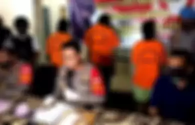 Polres Metro Bekasi meringkus tiga pelaku pembunuhan yang terjadi di sebuah ruko di Desa Suka Sejati, Kecamatan Cikarang Selatan, Kabupaten Bekasi