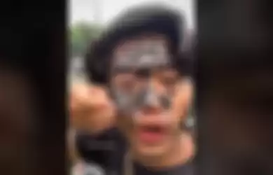 aksi kocak, salah satu pendemo yang turun di jalan, pake masker untuk perawatan wajah, bukan masker medis