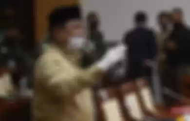 Menhan Prabowo Subianto bersiap mengikuti rapat kerja dengan Komisi I DPR di Kompleks Parlemen, Senayan, Jakarta, Rabu (9/9/2020). Raker itu membahas Rencana Kerja dan Anggaran Kementerian/Lembaga (RKA-K/L) Kementerian Pertahanan dan TNI tahun 2021. 