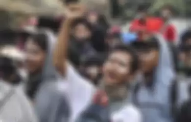 Anak di bawah umur mengikuti aksi tolak UU Cipta Kerja di kawasan Patung Kuda, Jakarta, Selasa (13/10/2020). Aksi menolak UU Cipta Kerja yang awalnya hanya banyak digelar kaum buruh dalam perkembangannya juga diikuti berbagai elemen masyarakat, dari mahasiswa, pelajar, hingga anak-anak di bawah umur.