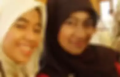 Fatimah Saidah berfoto dengan teman 