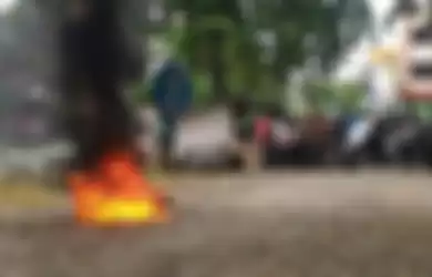  Motor pelaku jambret di pekanbaru dibakar oleh massa di dekat Sekolah As Shofa pada Selasa (13/10/2020) 