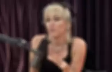 Miley Cyrus saat hadir di Podcast Joe Rogan