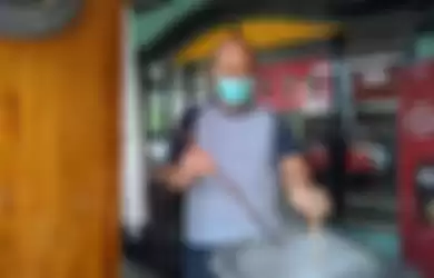 Megah Putra Perkasa pilot maskapai komersial kini menjual mie ayam untuk memenuhi kebutuhan ekonomi keluarga dan membuka warung di Ruko Granada Square BSD Tangerang Selatan, Rabu (12/8/2020)