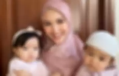 Ratna Galih bersama kedua anak kembarnya, Shaldy Ararya Sawkani dan Shelma Aisyah Sawkani.