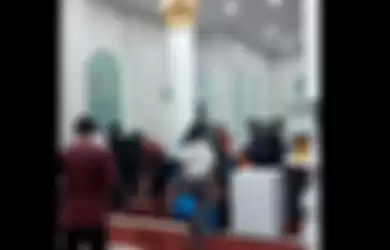 Screenshot video para pedemo berlindung di masjid Universitas Jambi dan pengelola masjid melarang polisi masuk, pada Selasa (20/10/2020).