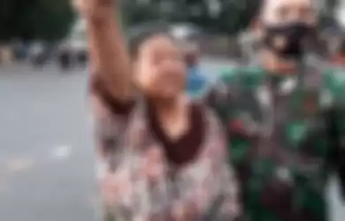 Roslina warga jalan RE Martadinata, Kota Jambi, marah pada polisi karena gas air mata masuk ke pemukiman saat demonstrasi penolakan omnibus law rusuh, pada Selasa (20/10/2020) sore.
