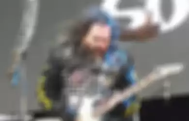 Max Cavalera sedang bermain gitar