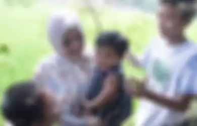 Putri Delina, Rizwan dan Ferdi bersama adik tirinya, Bintang