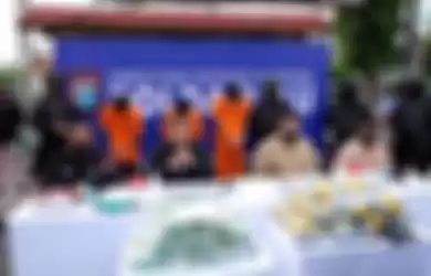 Kapolda Riau Irjen Pol Agung Setya Imam Effendi melakukan konferensi pengungkapan kasus peredaran narkotika yang melibatkan oknum anggota polisi di Kota Pekanbaru, Riau, Sabtu (24/10/2020).