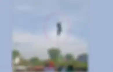 (Video) Viral Rekaman Aksi Heroik Pendekar Panjat Tiang Bendera Setinggi 6 Meter Saat Hari Santri di Mojokerto
